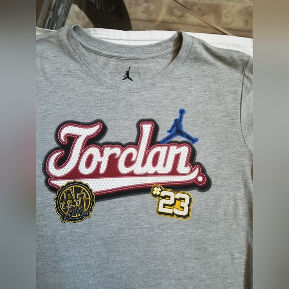 Nike Jordan Boys LG Embroidered Gray Patch Graphic T-Shirt. 12-13 - Picture 2 of 4